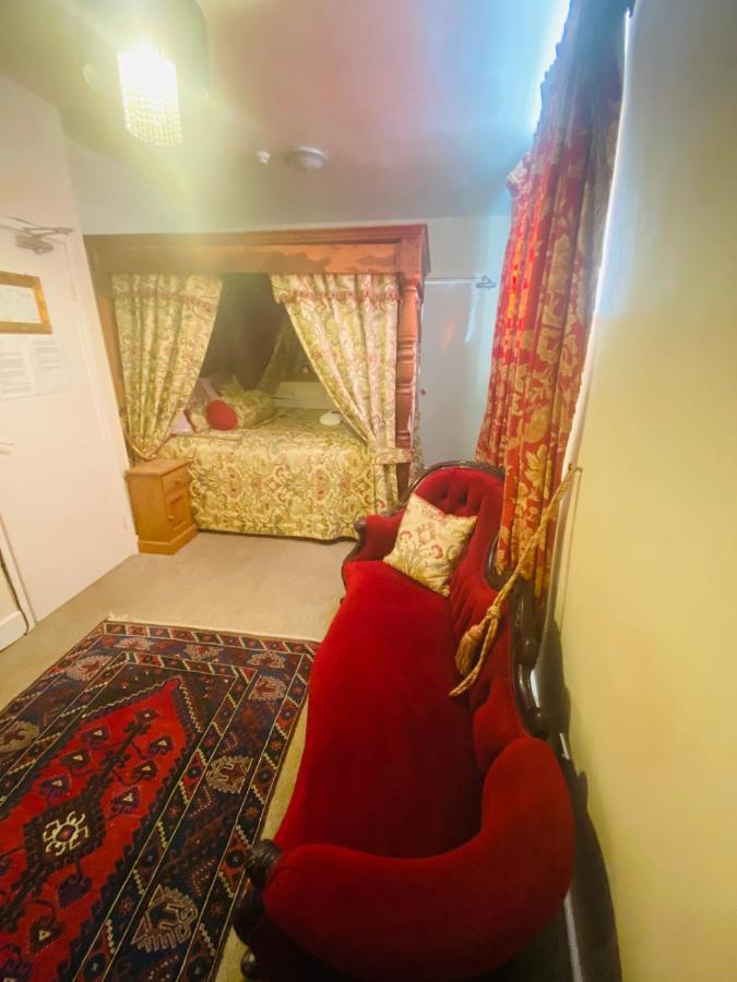 The Old Court Hotel Уитни Екстериор снимка