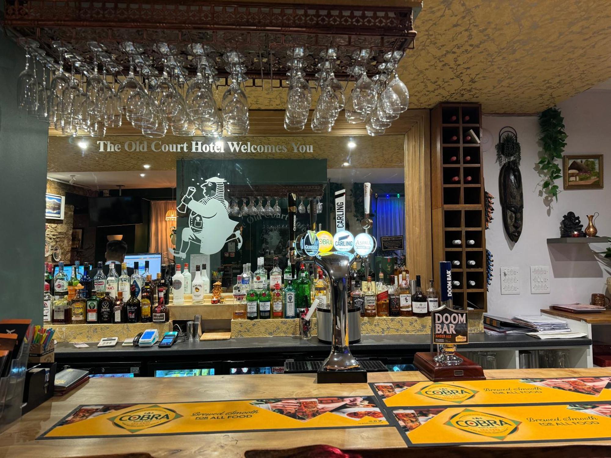 The Old Court Hotel Уитни Екстериор снимка